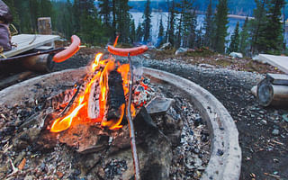 What foods are commonly eaten at an American campfire?